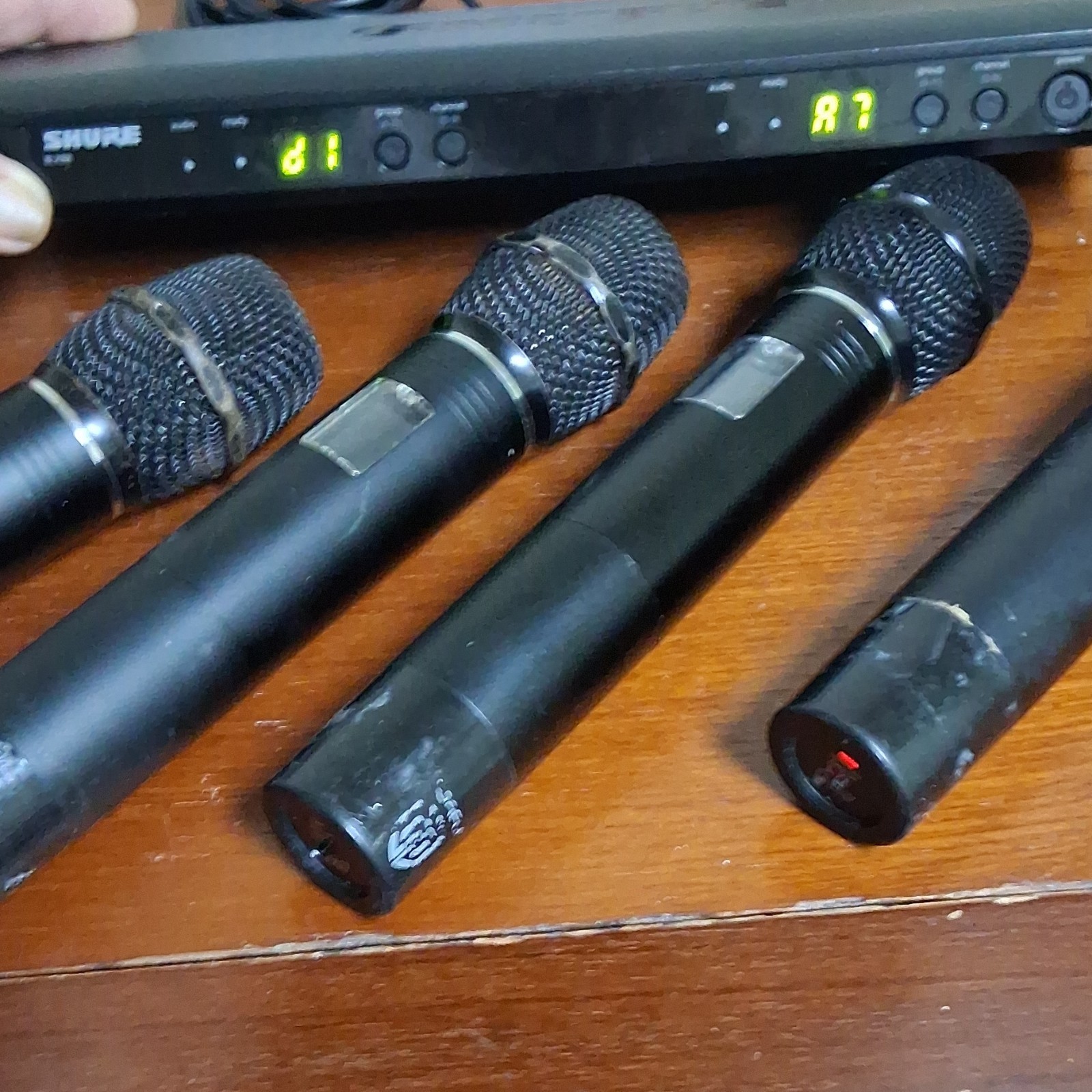 Shure BLX88 Dual Channel Wireless Microphone Receiver w/ 4 Handheld Mics