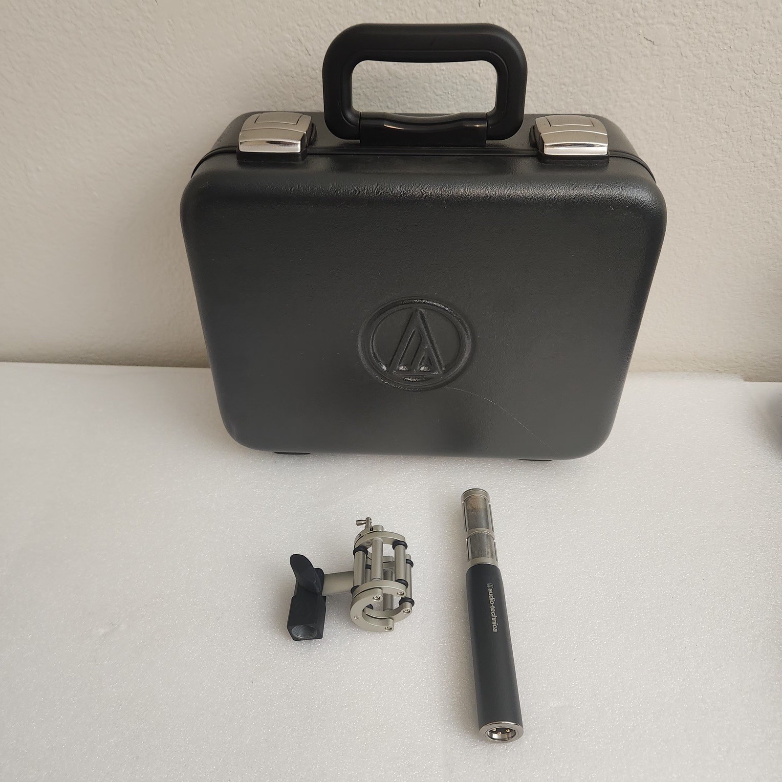 Audio-Technica AT5045 Large-diaphragm Condenser Microphone + shockmount case