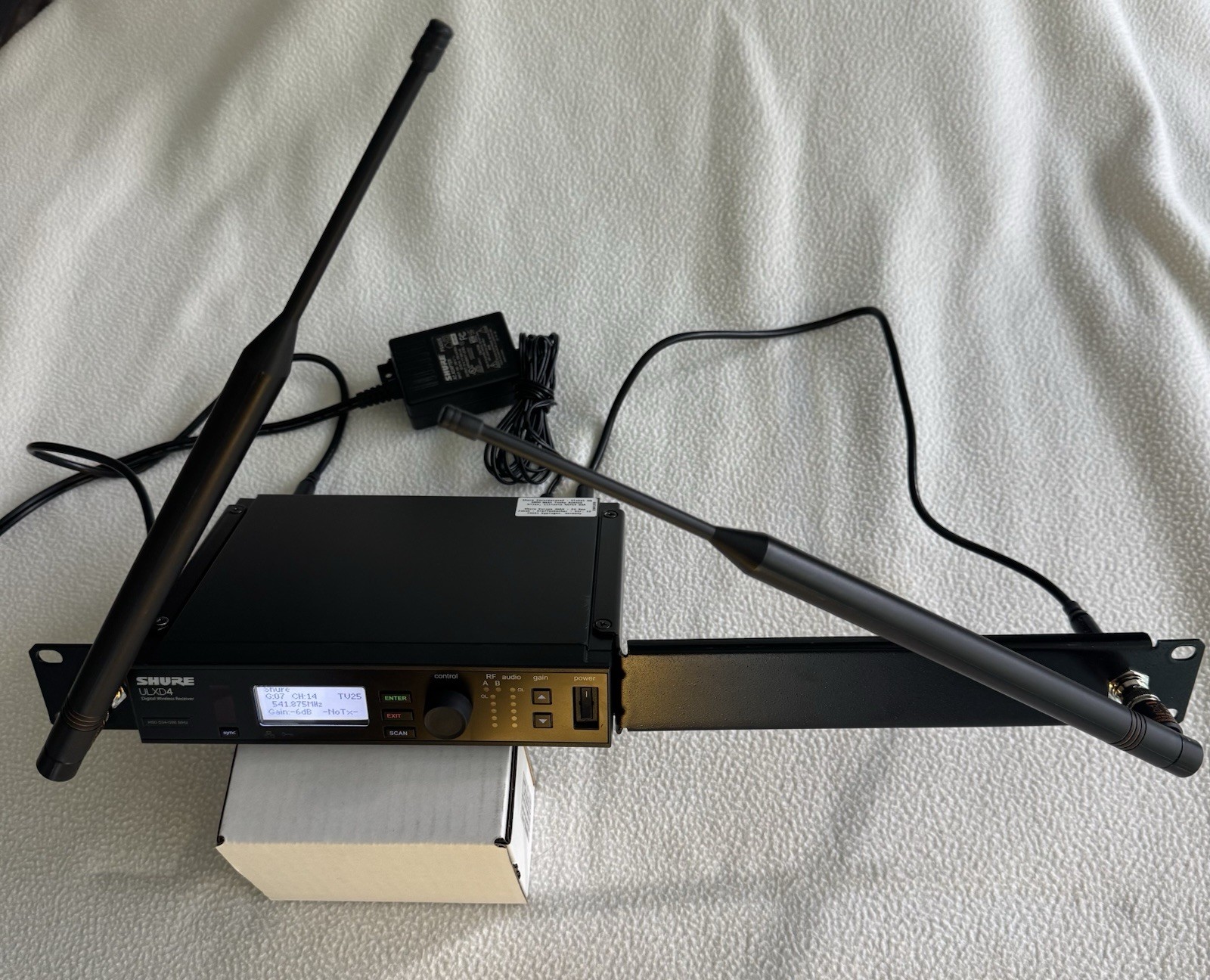 Shure ULXD4 H50 Wireless Mic Receiver 534-598 MHz , P supply, antenna, Rack ears