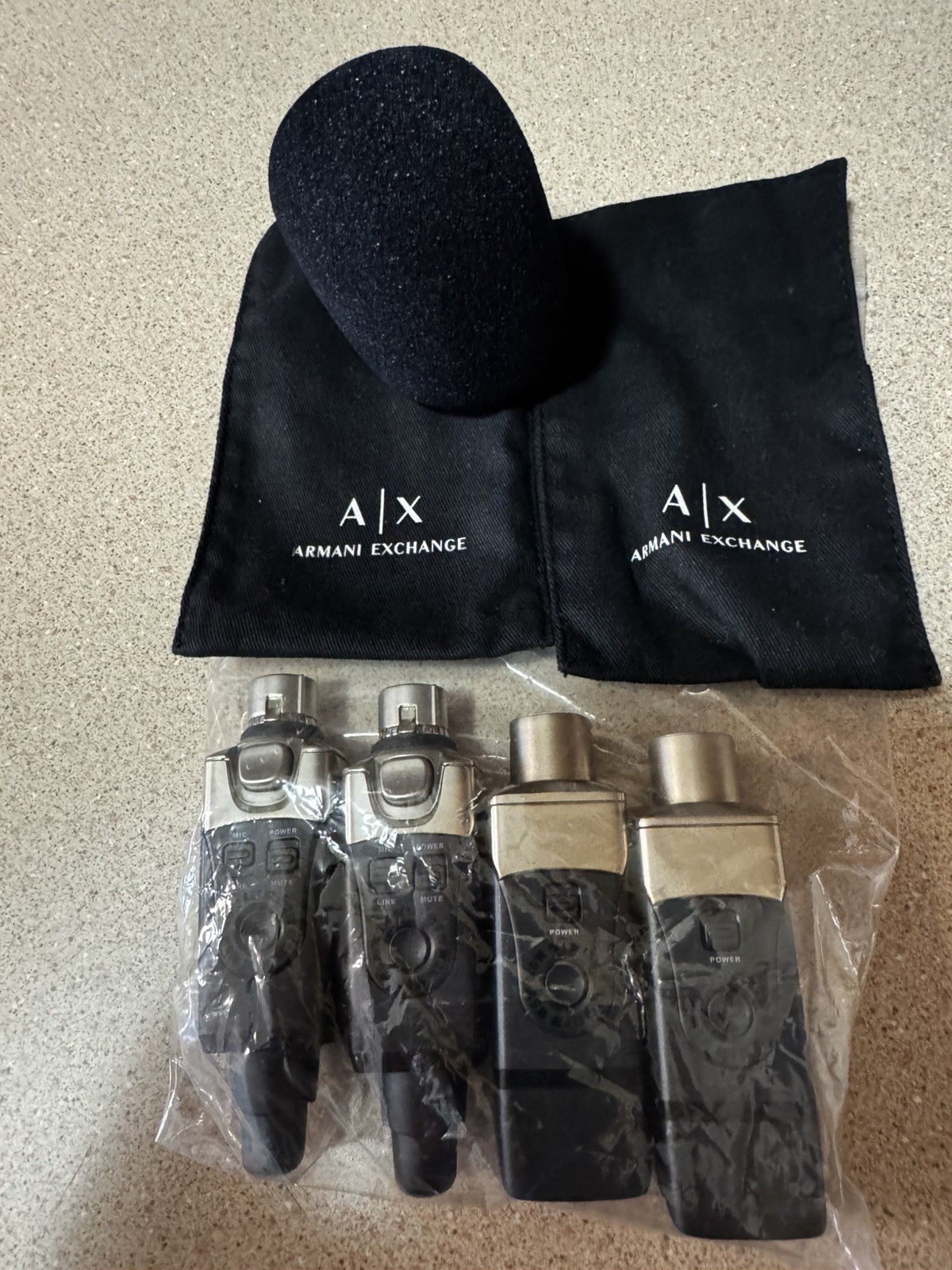 2/Wireless Systems Xvive U3 Wireless Microphone System Inc 3 Microphones Bundle