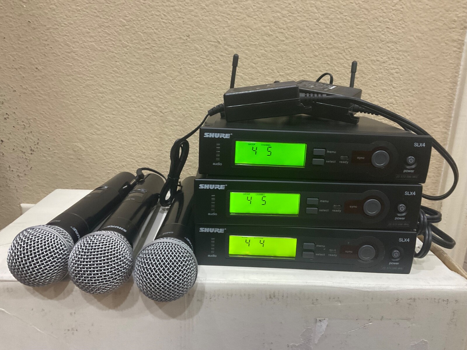 Shure SLX4 Wireless System Receiver & SLX2 -MS58 – Microphone J3-572-596-MHz.
