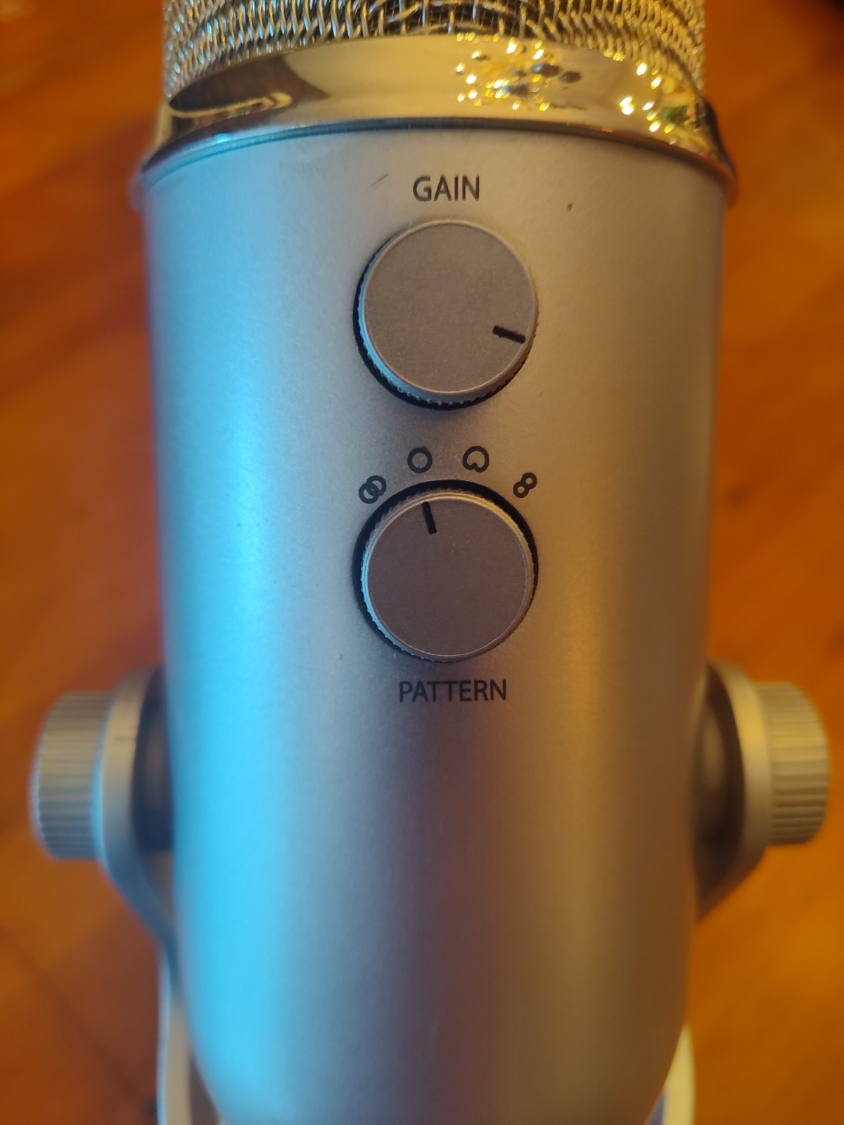 Blue Yeti USB Microphone – Platinum Studio Mic Podcast Stand Mount