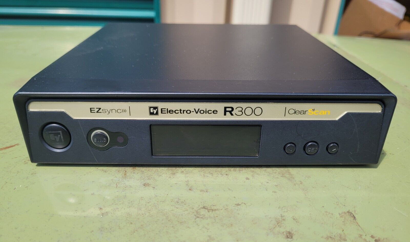 Electro-Voice R300 Handheld Wireless Receiver Band A 618.5 – 633.500MHz TESTED