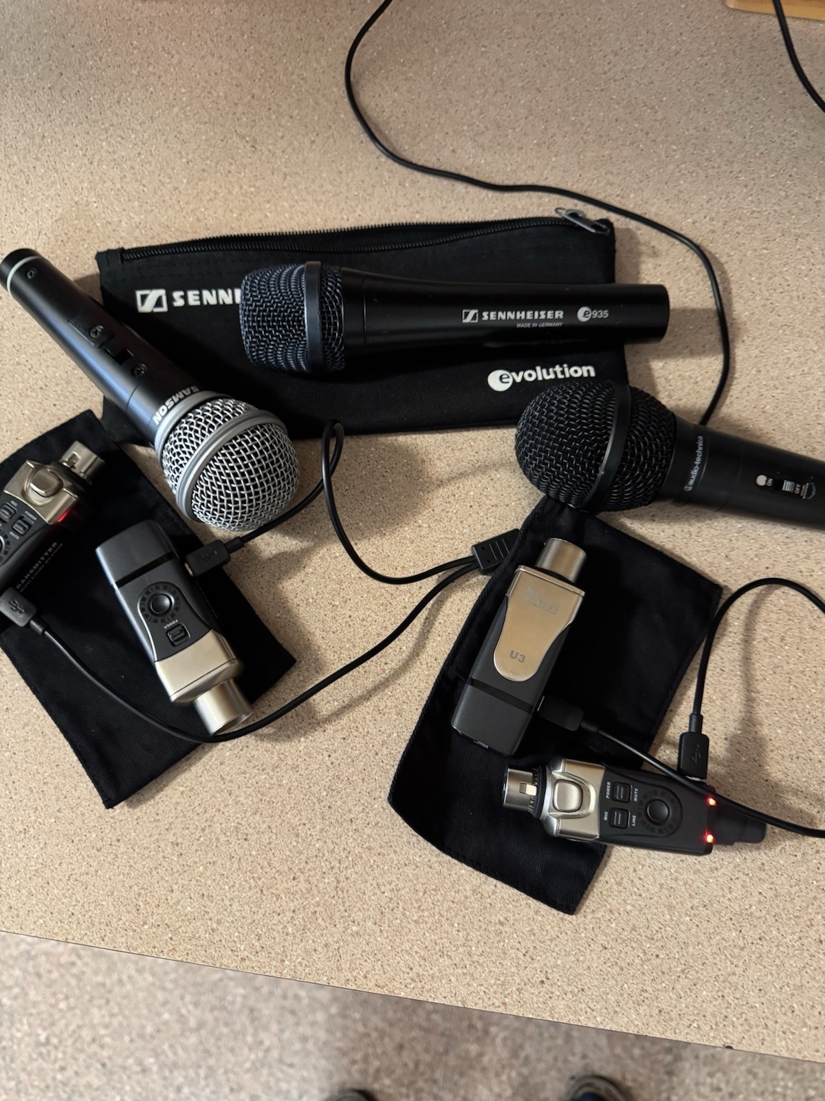 2/Wireless Systems Xvive U3 Wireless Microphone System Inc 3 Microphones Bundle
