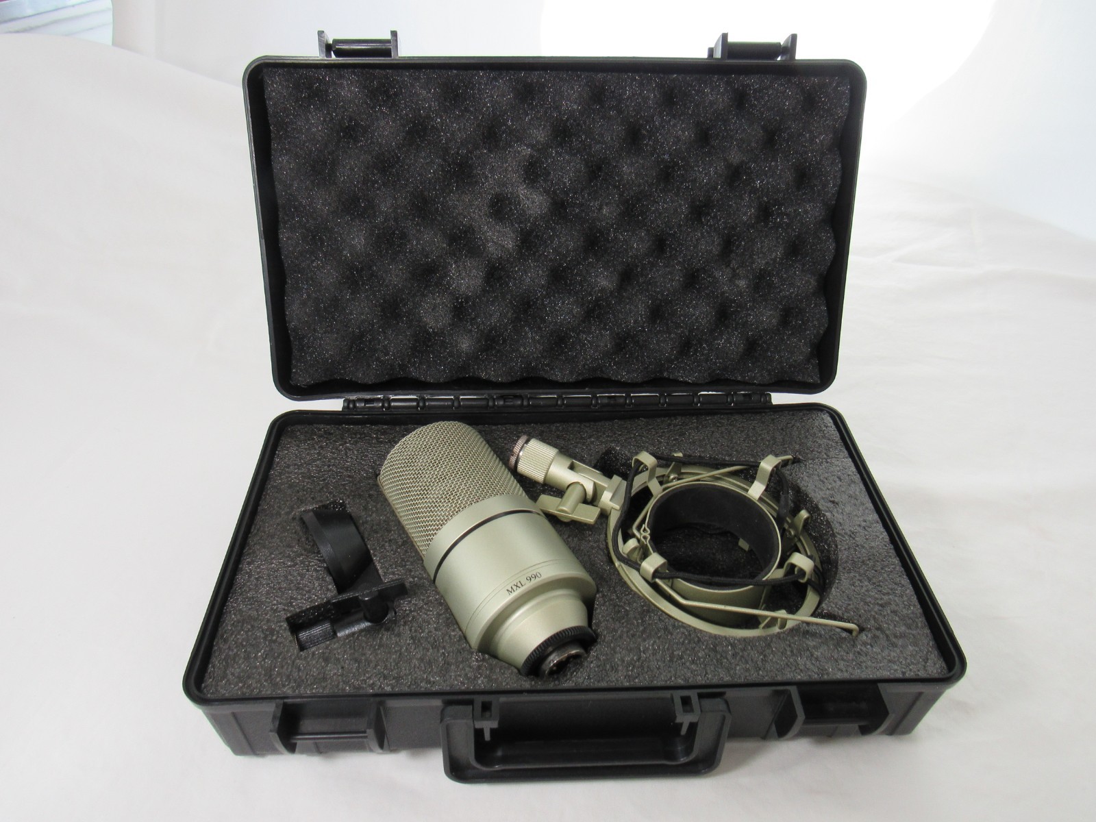 MXL 990 Large-Diaphragm Condenser Microphone with Case and Shock Mount XLR