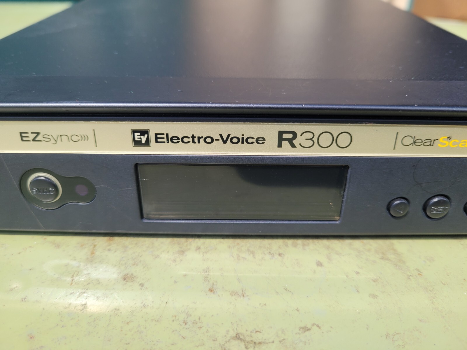 Electro-Voice R300 Handheld Wireless Receiver Band A 618.5 – 633.500MHz TESTED