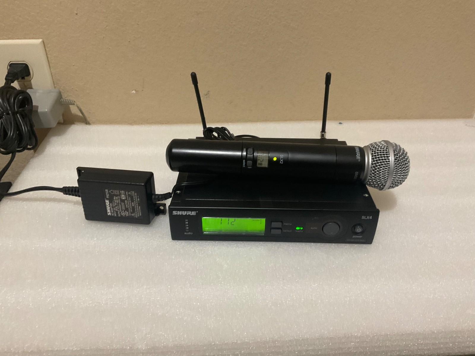 Shure SLX4 Receiver & SLX2-SM58 Wireless Mic System, G5 band, 494-518MHz .