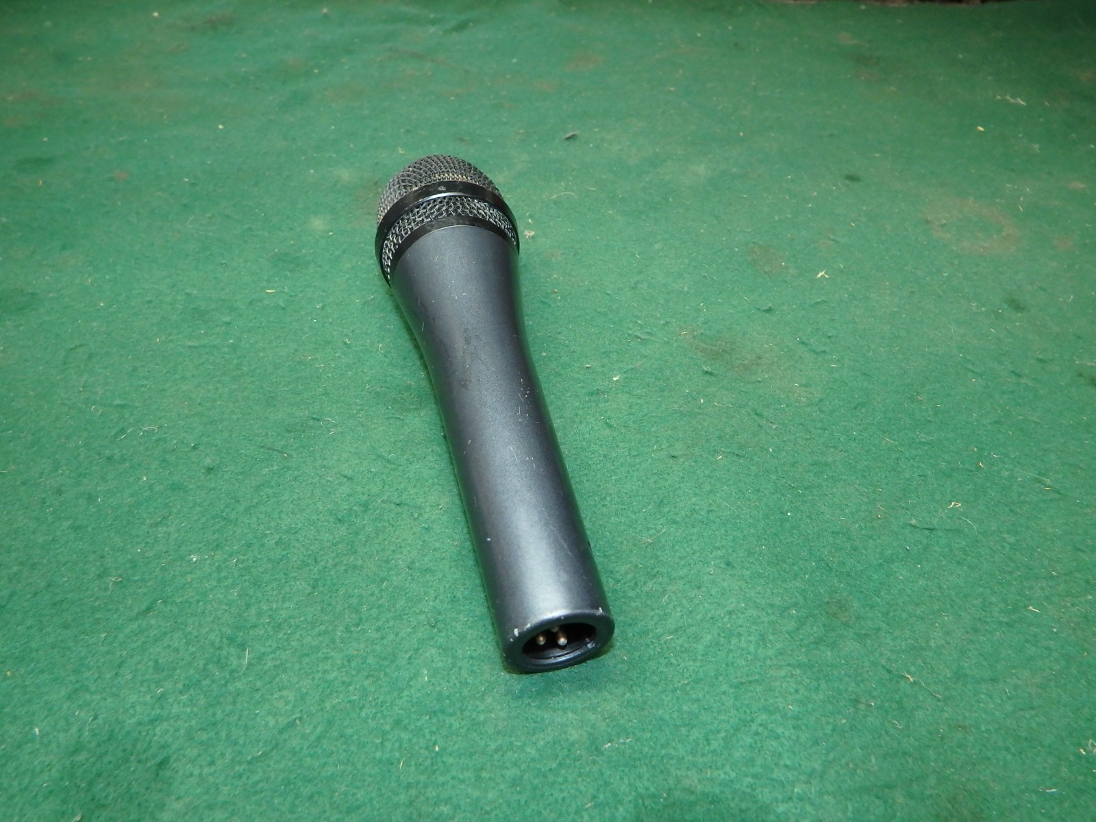 Sennheiser e 835 Dynamic Cardioid Vocal Microphone.