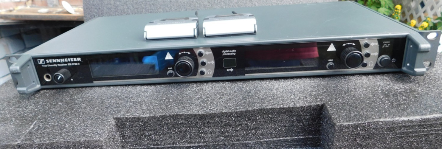 1) Sennheiser EM 3732-II L 470-638 MHz Receiver / 2) SK5212 A BAND 572-608 MHZ
