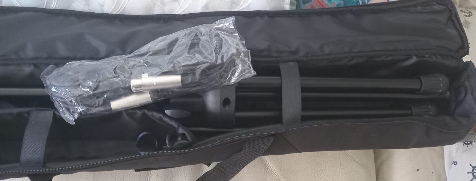 Peavey PV MSP1 Kit PV 100 Dynamic Cardioid Mic, Boom Stand, XLR-XLR Cable