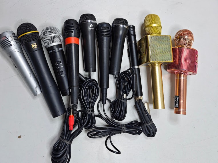 Lot of 10 Assorted Microphones – Untested, Various Colors & Models, Used