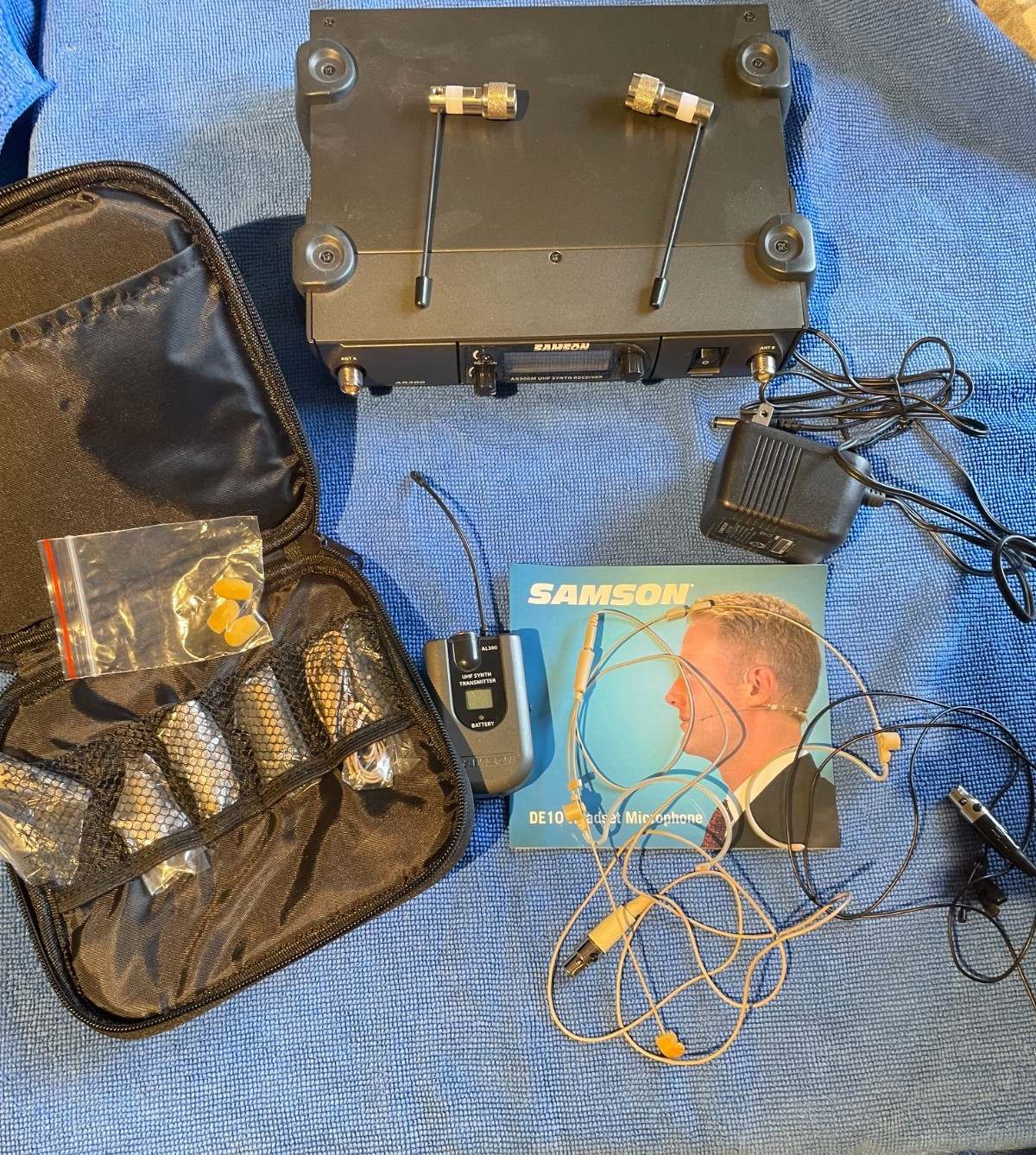 Samson AR300 UHF Wireless Microphone Receiver w/ DE10 Headset Mic + Lav Mic