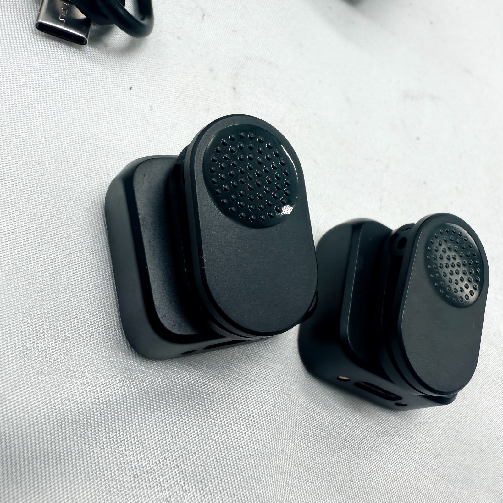 Wireless Lavalier Microphone for iPhone iPad Android With Charging Case 80h B…