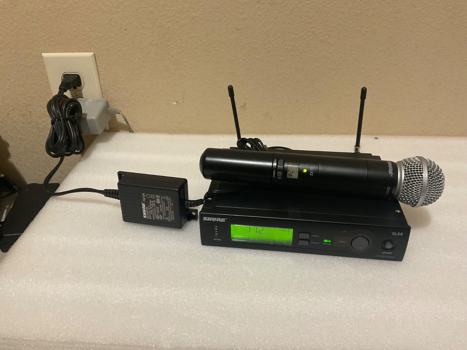 Shure SLX4 Receiver & SLX2-SM58 Wireless Mic System, G5 band, 494-518MHz .