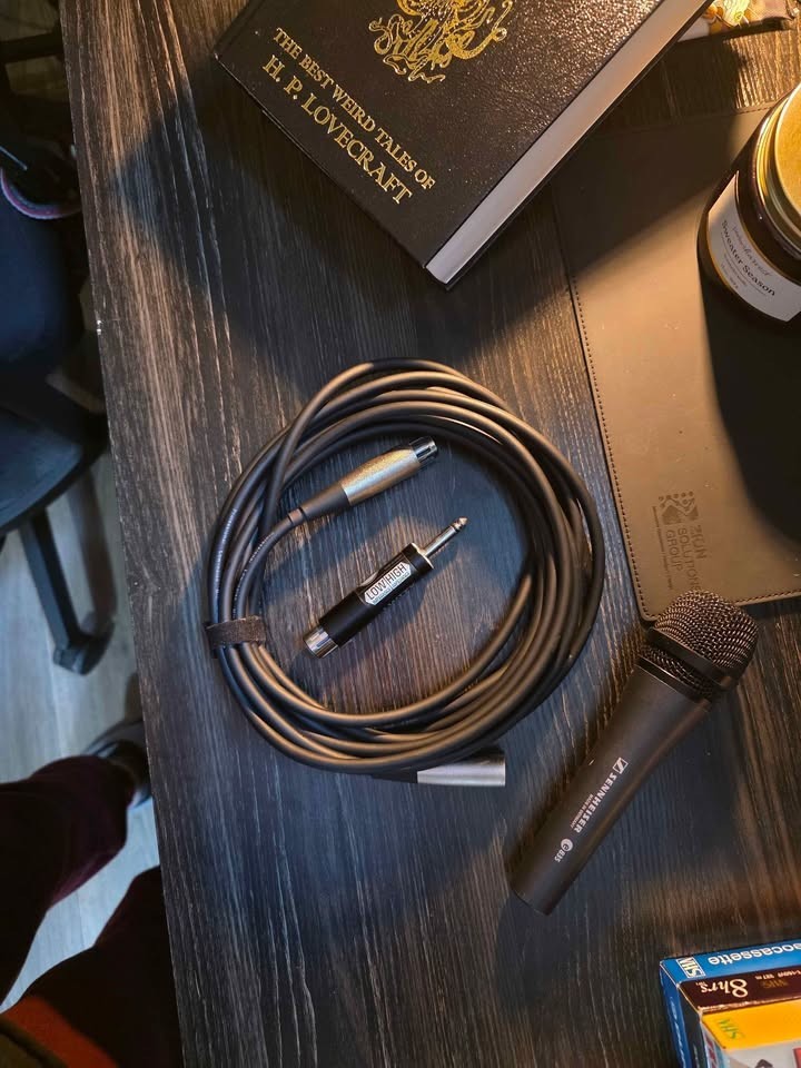 Sennheiser E835 Dynamic Wired XLR Professional Microphone w/Accessories