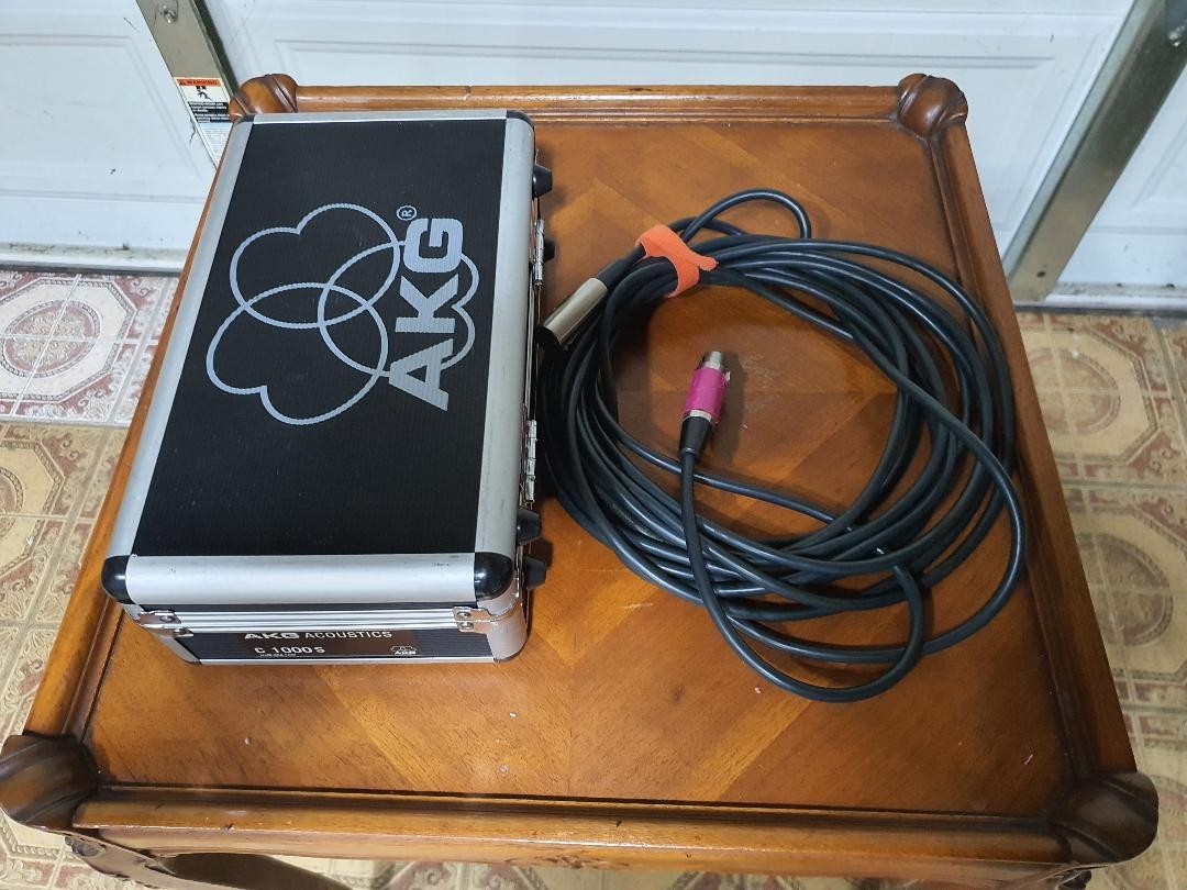 AKG C1000S Cardioid Condenser Silver Microphone, Case, Windscreen, Cable.