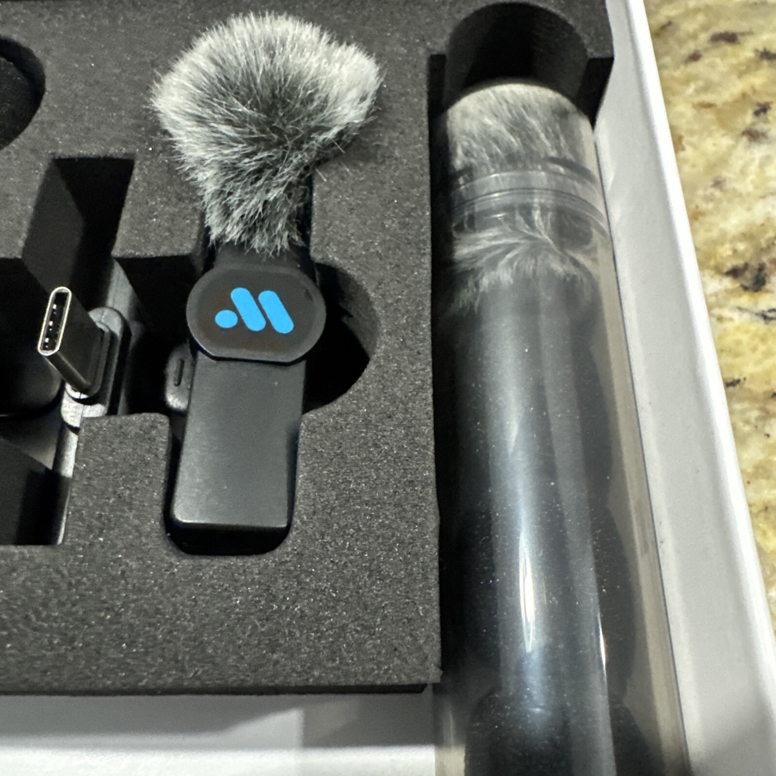 Leettus 2pcs Lavalier Wireless Microphone for iPhone iPad Video Recording Cpix
