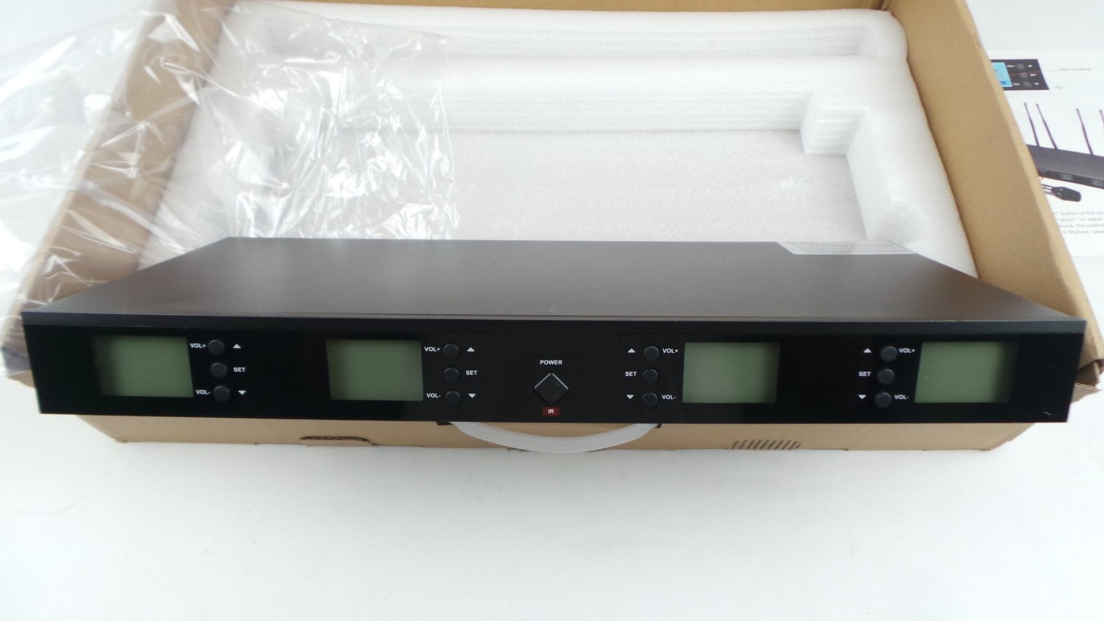4 CHANNEL WIRELESS MICROPHONE SYSTEM BRAND NEW