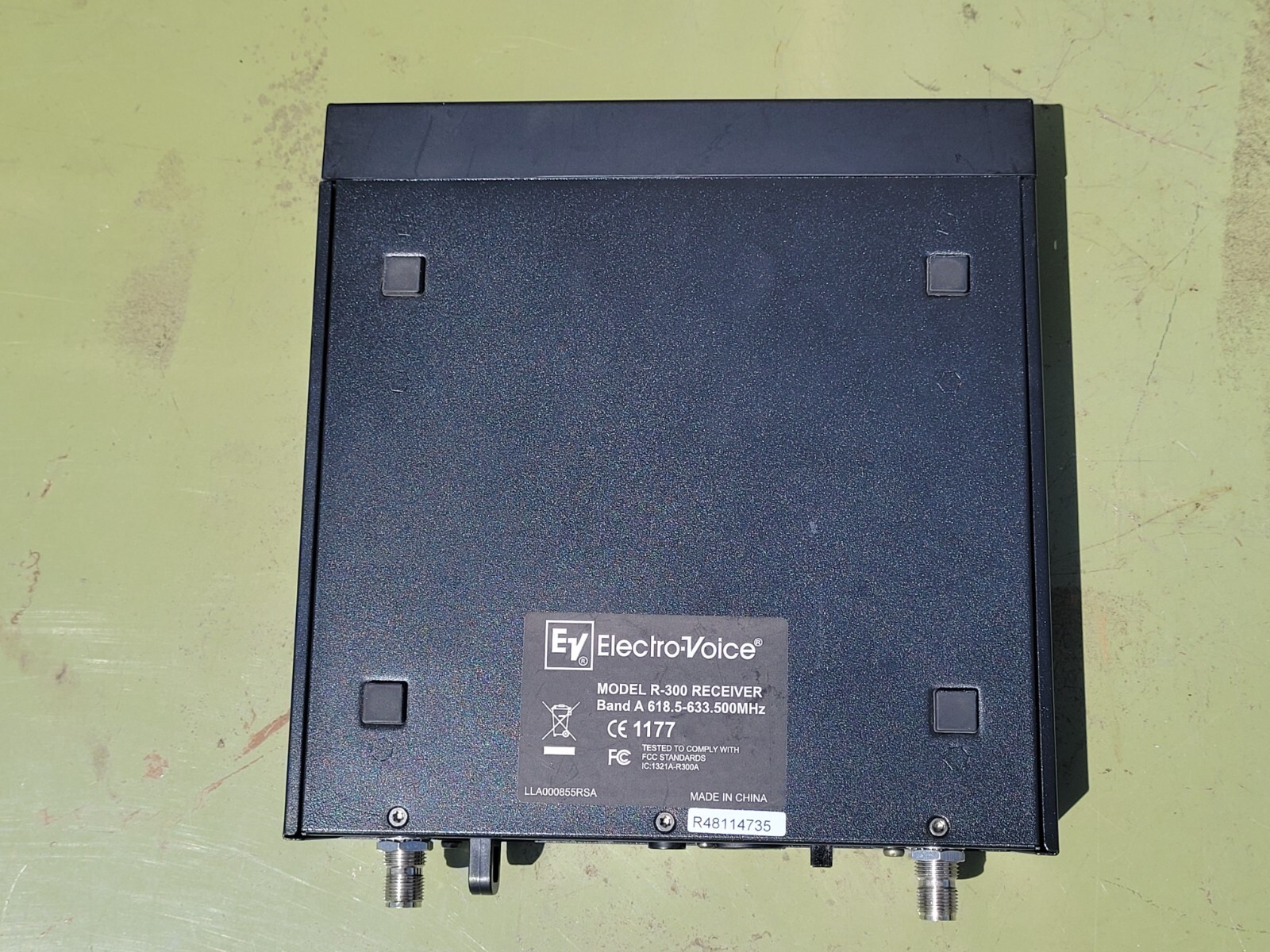 Electro-Voice R300 Handheld Wireless Receiver Band A 618.5 – 633.500MHz TESTED