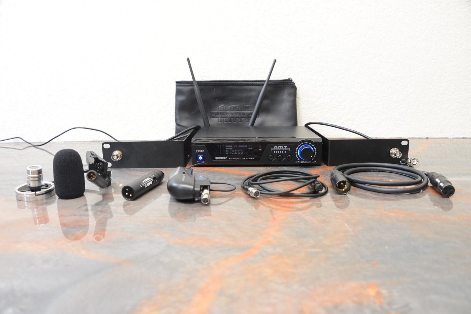AMT Quantum 7 True Diversity UHF 902-928MHz w/ AMT TA2 LSi Microphone