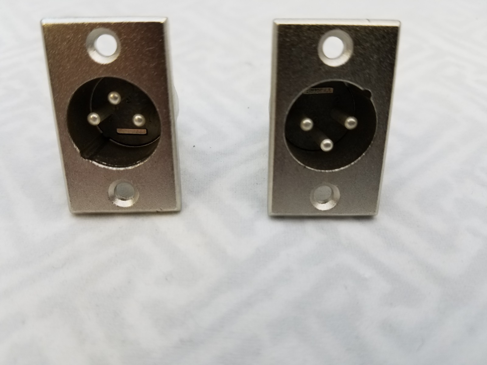 2 (LOT) 3 PIN XLR MALE CHASIS PANEL MOUNT, SOLDER TABS
