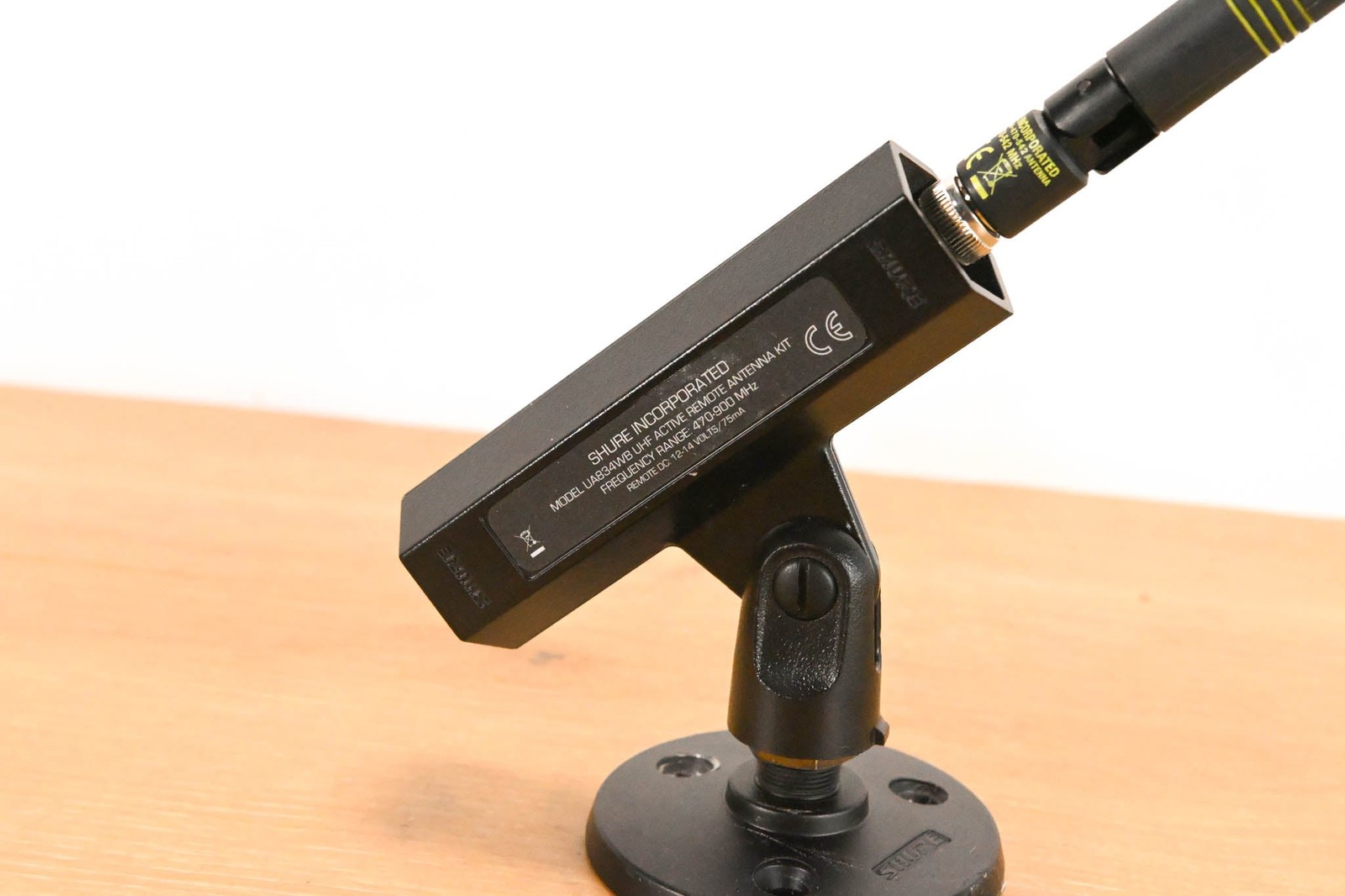 Shure UA834WB In-Line Antenna Amplifier with Stand – 470-900 MHz CG01XYE