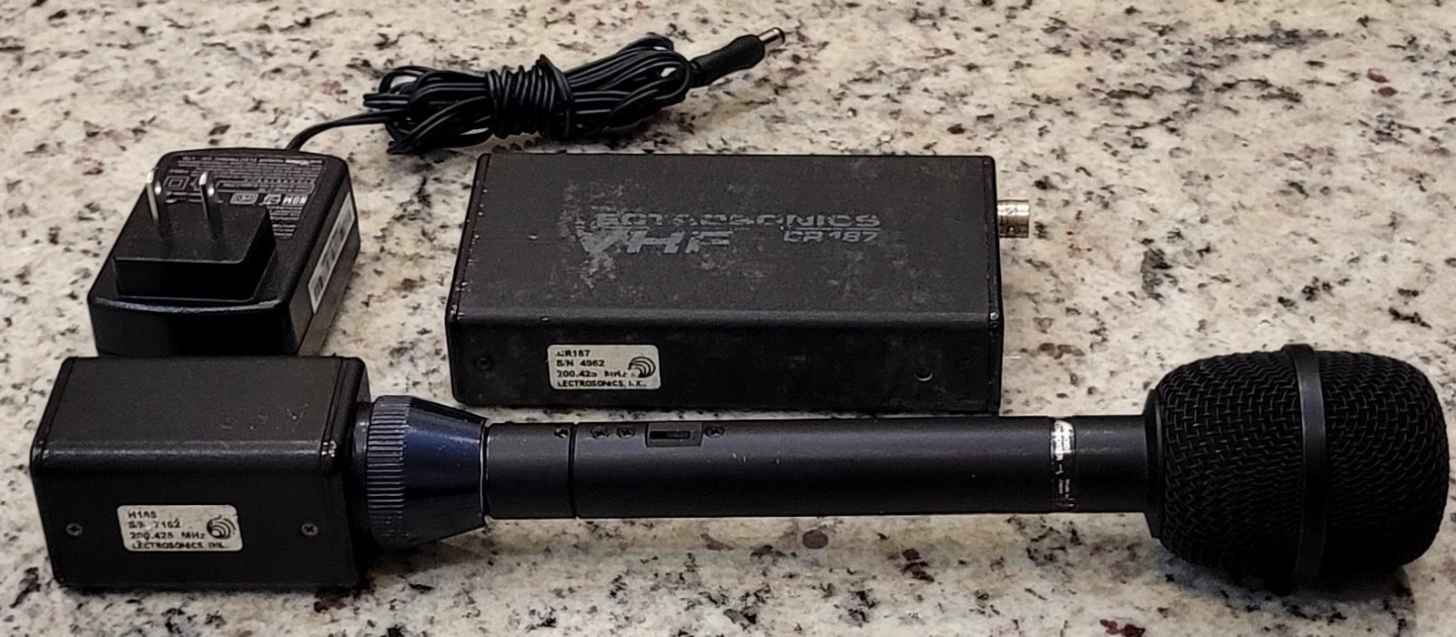 LECTROSONICS Wireless System. Plug On Transmitter and Receiver with MIC – TESTED