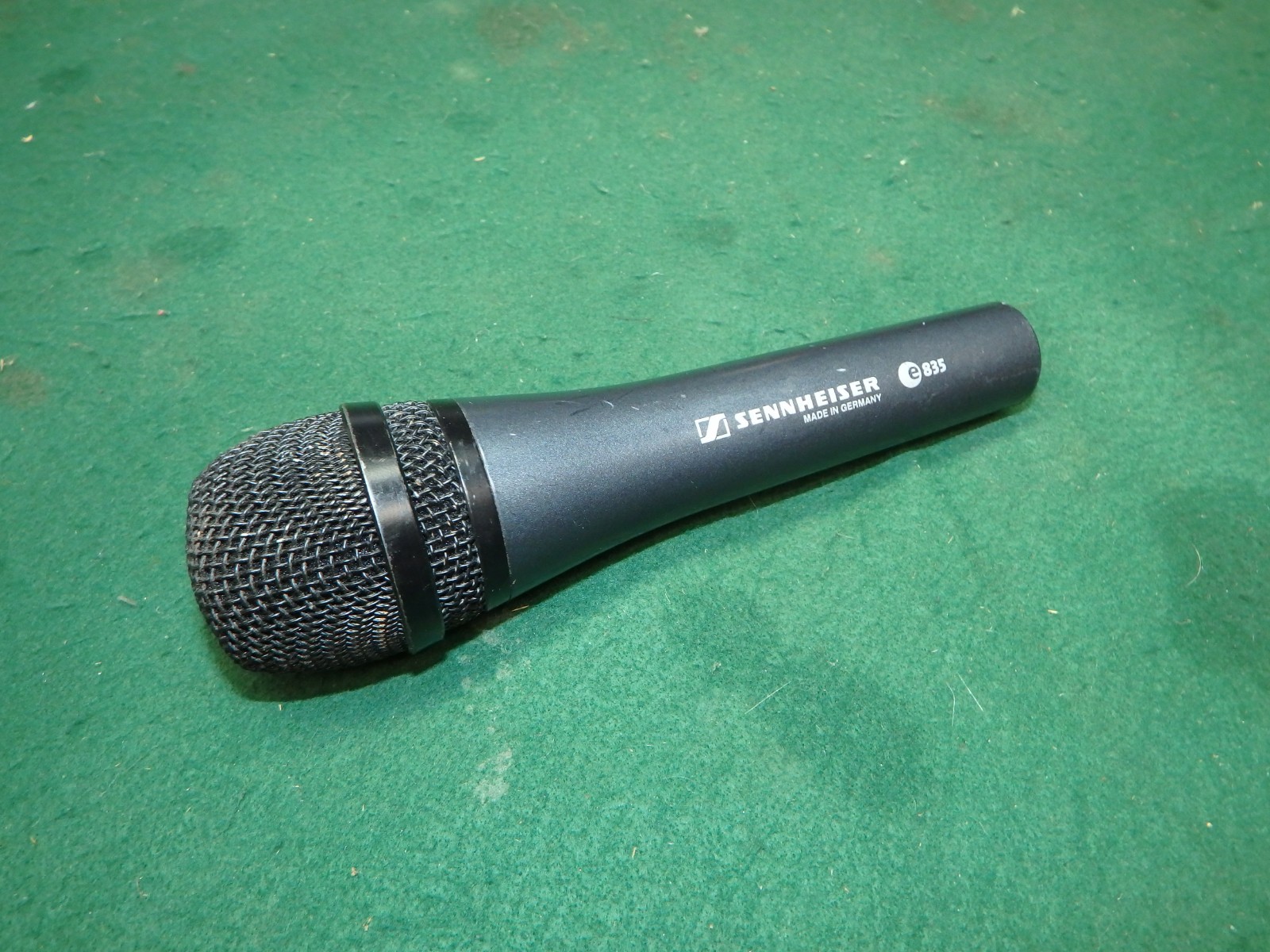 Sennheiser e 835 Dynamic Cardioid Vocal Microphone.