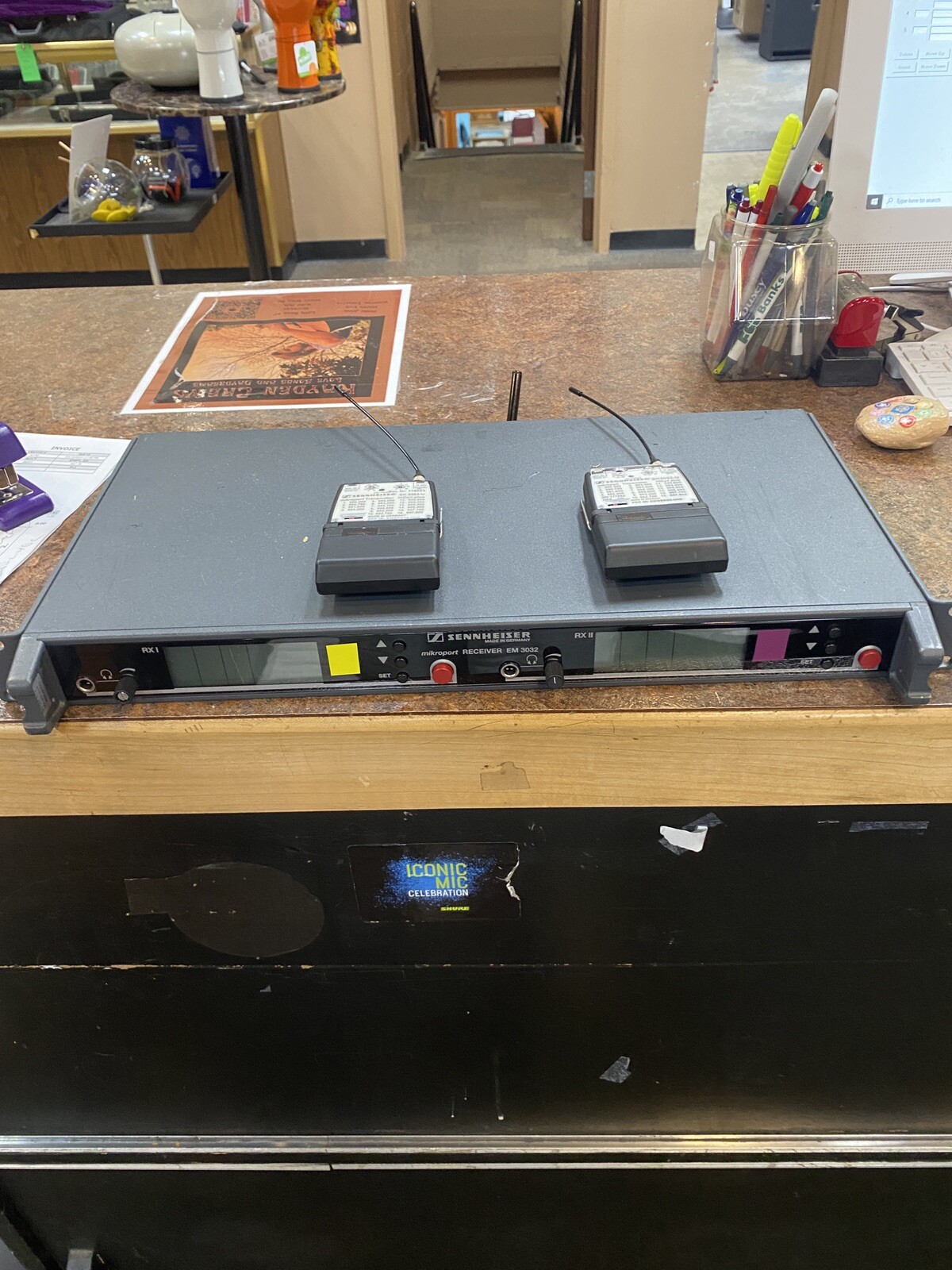 Sennheiser EM3032 receiver powers up and 2 sk 3063-u transmitter parts only