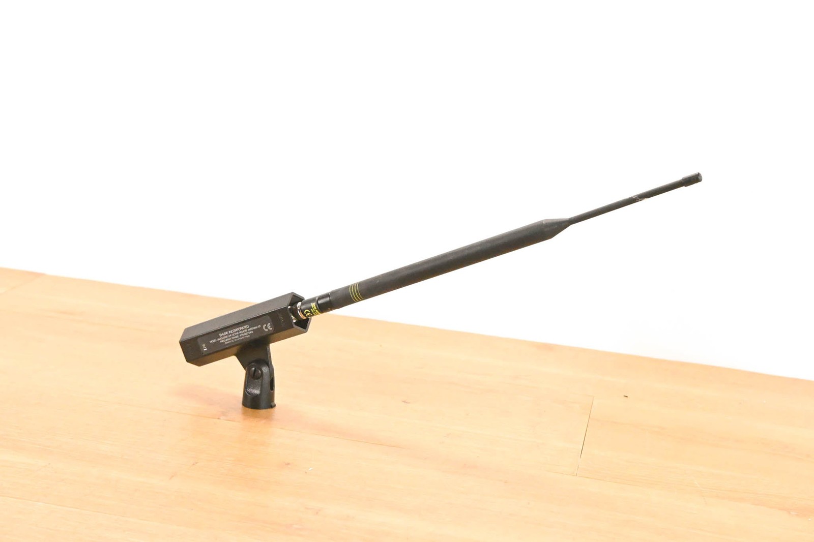 Shure UA834WB In-Line Antenna Amplifier with Stand – 470-900 MHz CG01XYD