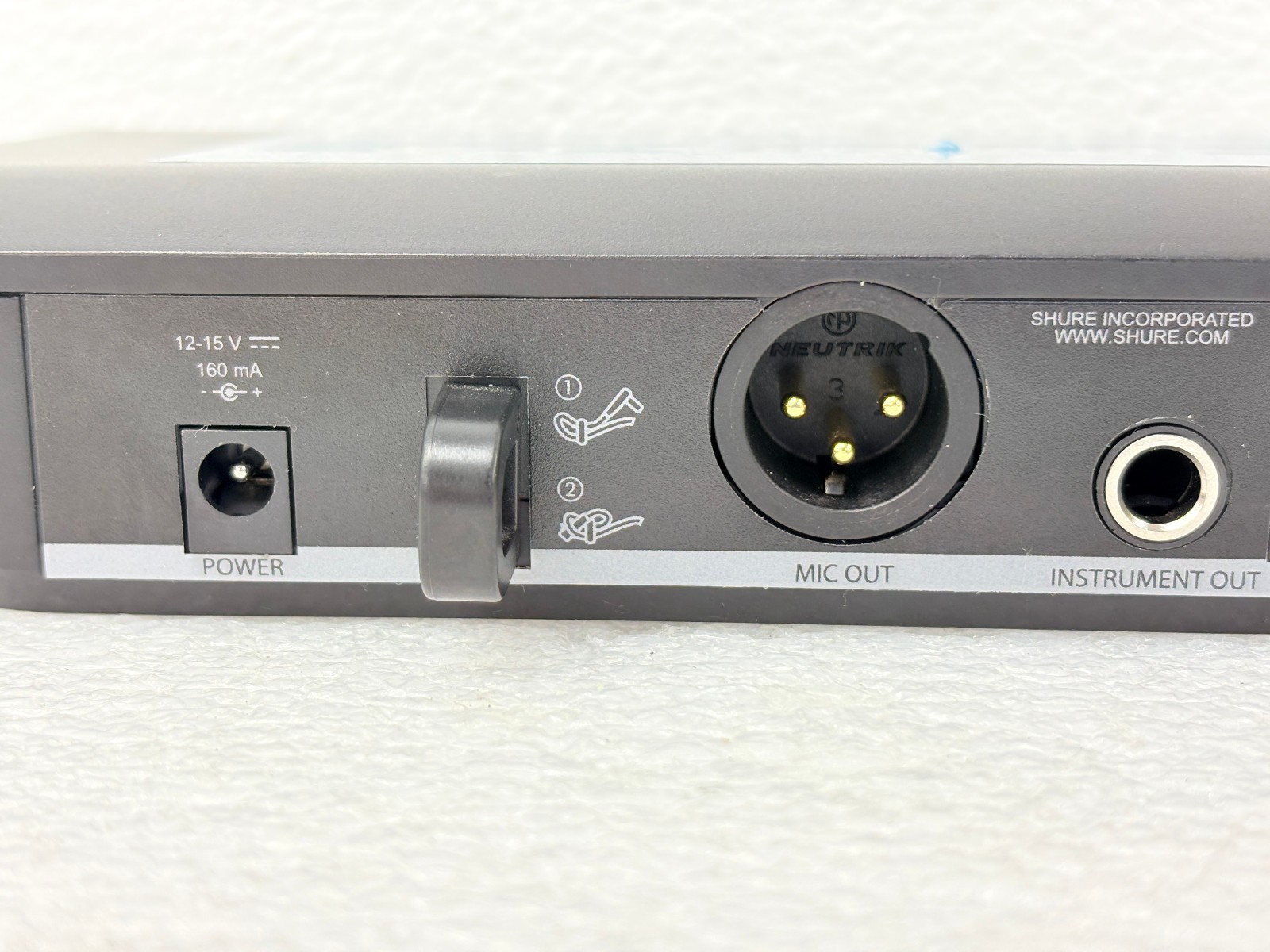 Shure BLX4 H8 Wireless 518-542MHz Single Channel Receiver – w/ Power Adapter