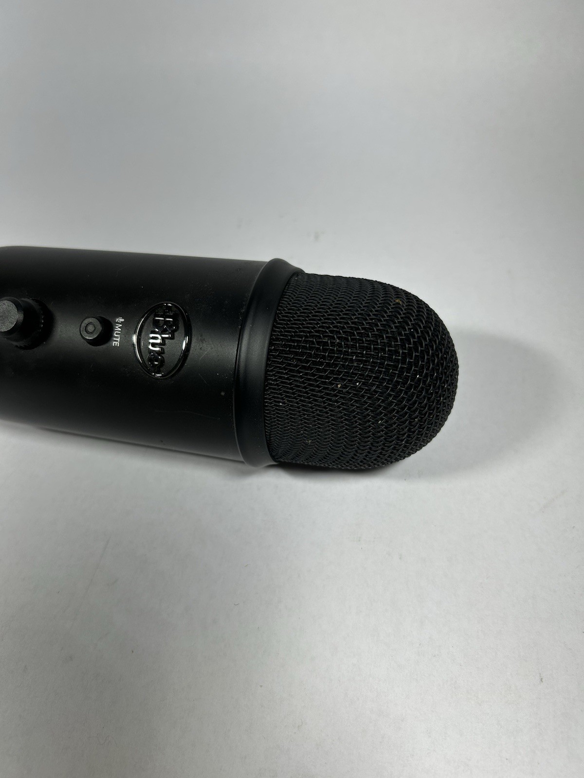 Blue Yeti Professional Multi-Pattern USB Condenser Microphone – No Cord or Bolts