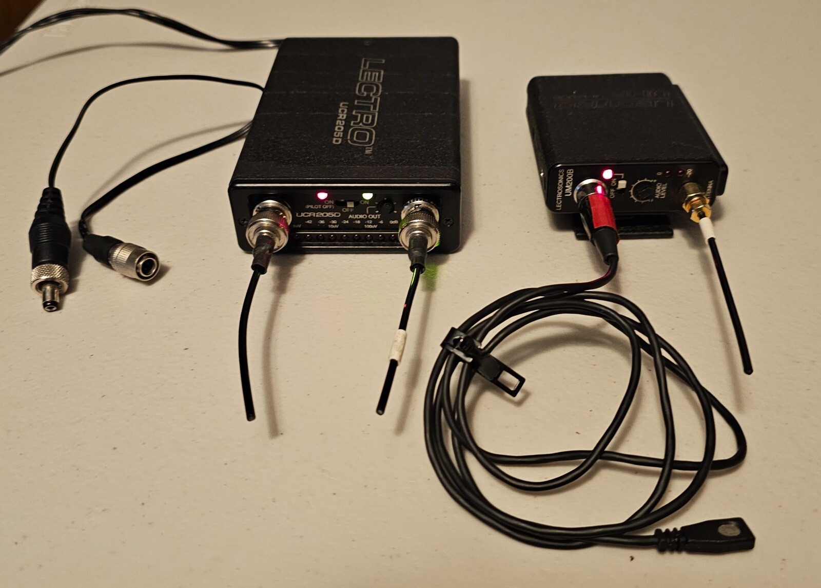 LECTROSONICS UCR-205-D UHF WIRELESS RECEIVER UM200B Transmitter BLK 29 AC power