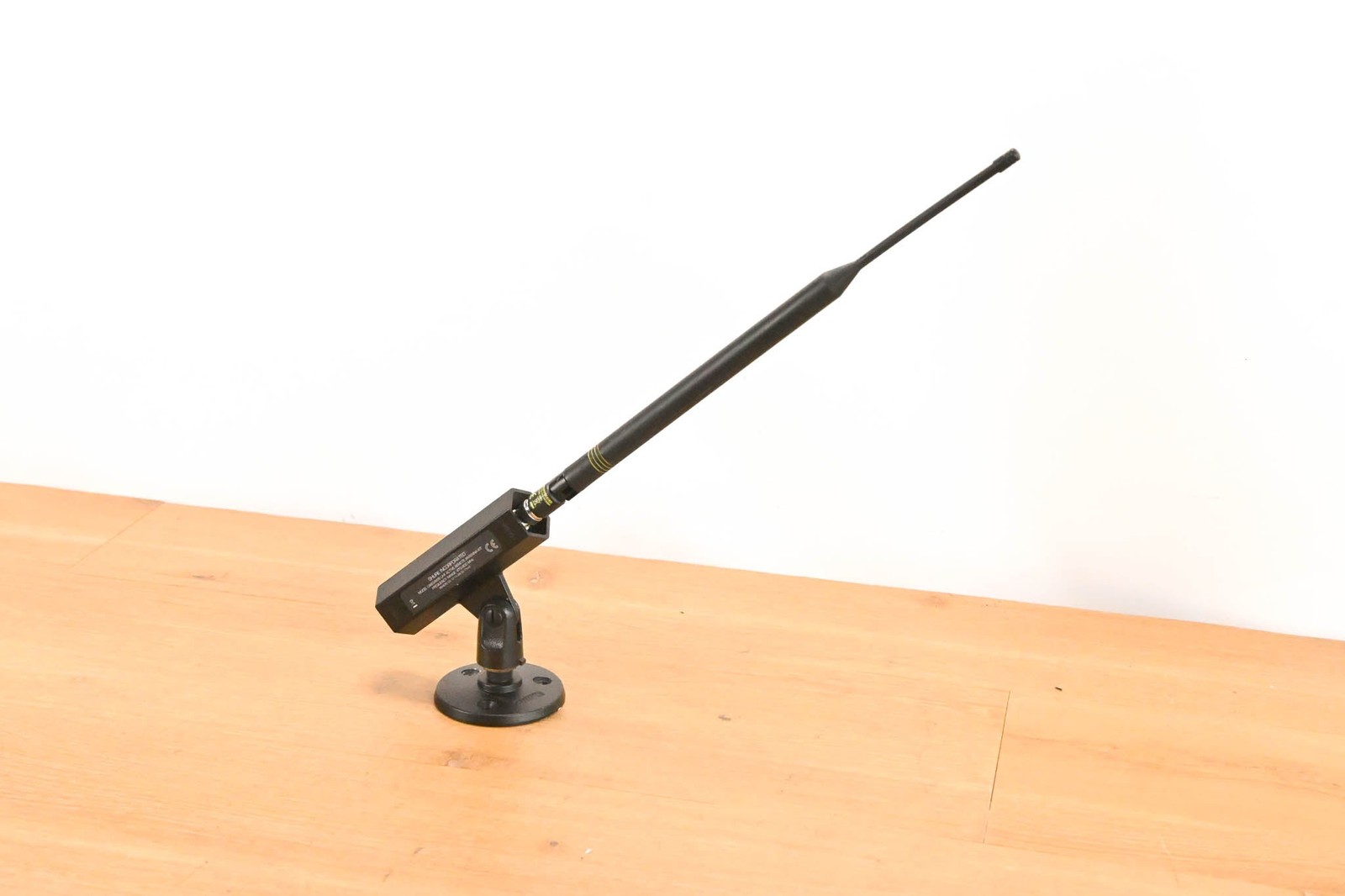 Shure UA834WB In-Line Antenna Amplifier with Stand – 470-900 MHz CG01XYE
