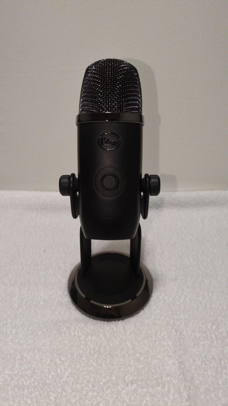 Blue Yeti X BUNDLE- $234 value – Rode Stand + pop filter – Excellent Condition
