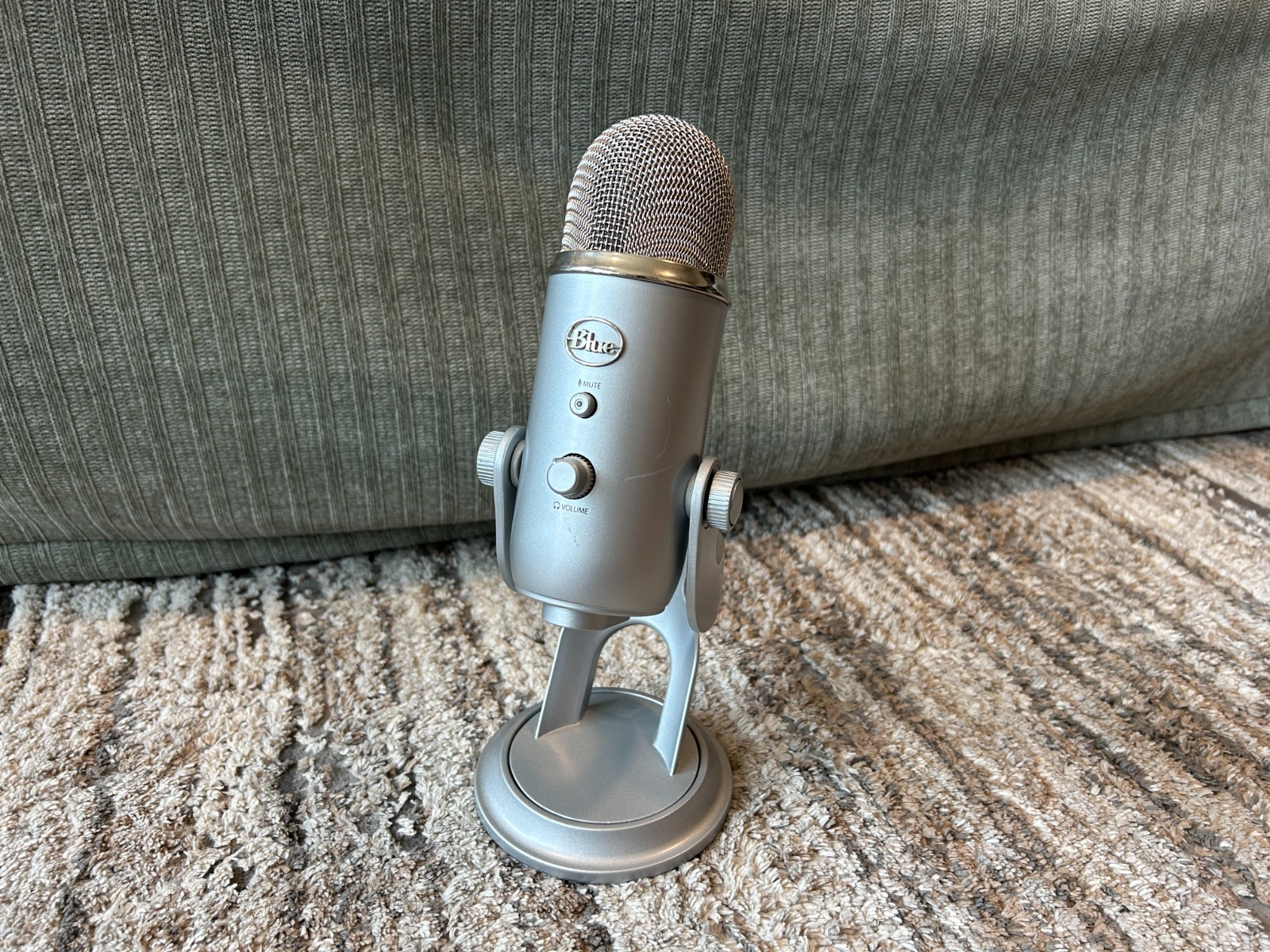 Blue Yeti Professional Multi-Pattern USB Condenser Microphone – Silver
