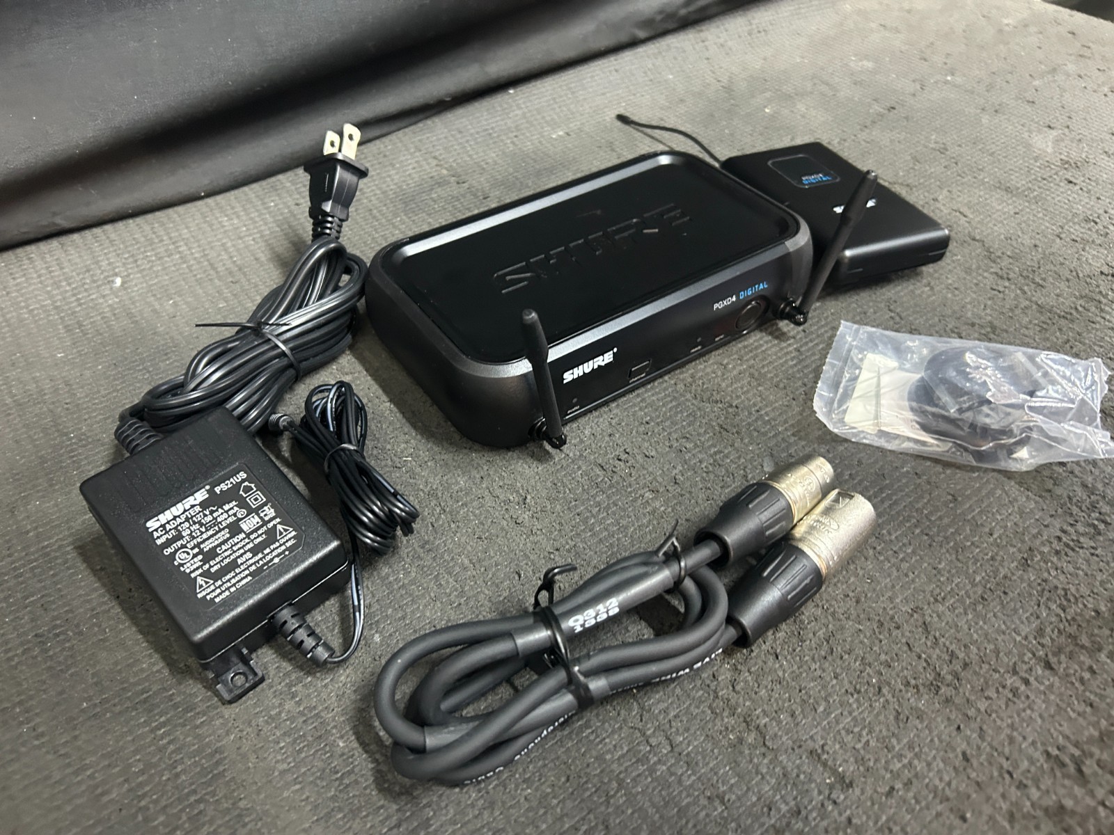 Shure PGXD4 Digital Wireless Receiver X8 Band 902-928 MHz with PGXD1 Transmitter