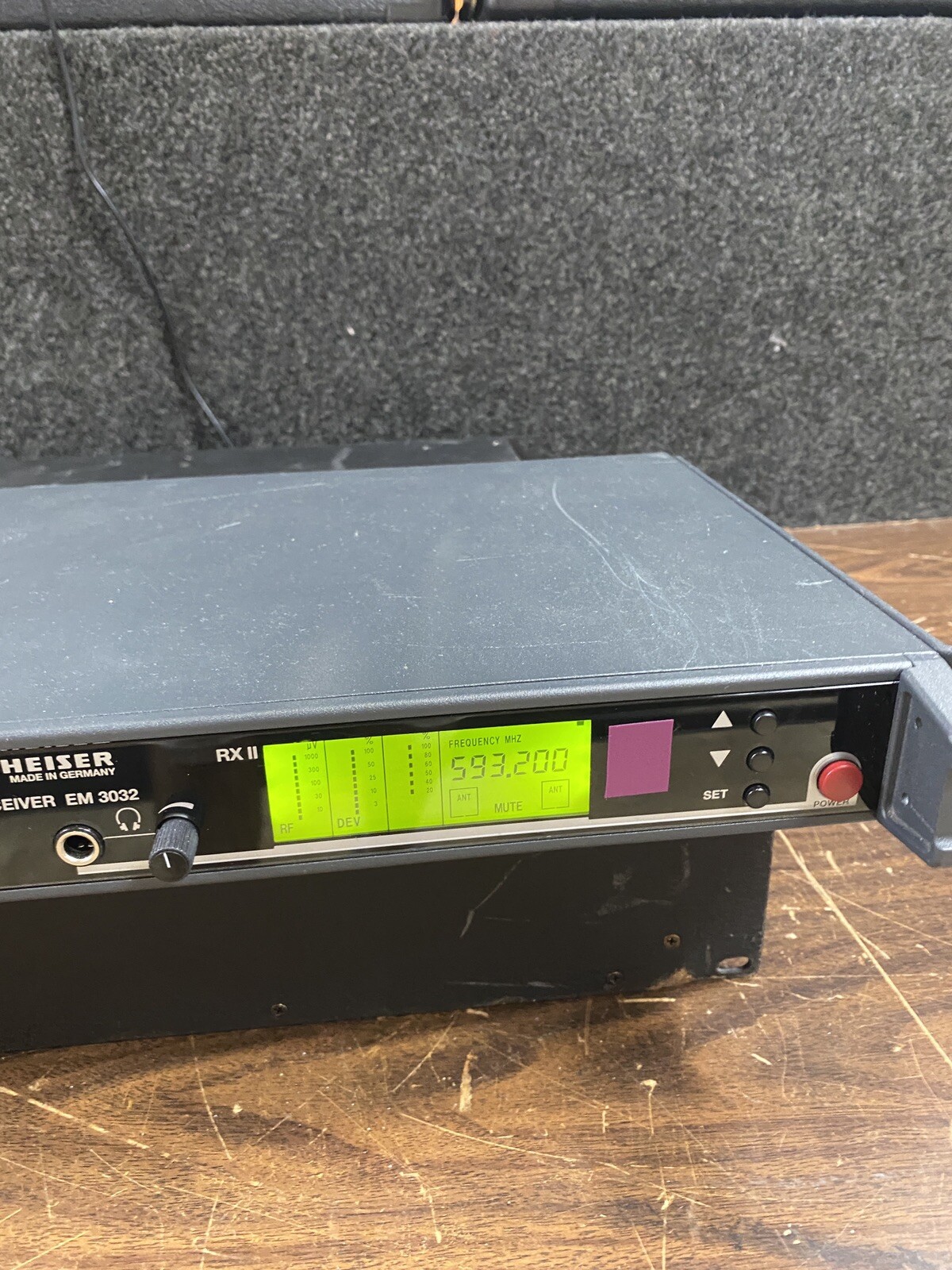 Sennheiser EM3032 receiver powers up and 2 sk 3063-u transmitter parts only