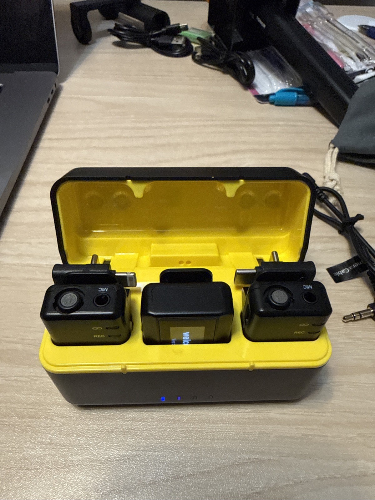 Neewer CM28 (CX) Professional Wireless Lavalier Microphone with Charging Case VG