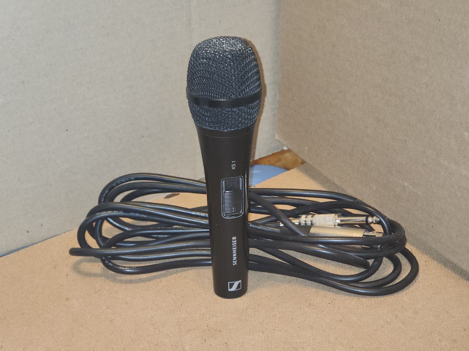 Sennheiser XS1 Handheld Microphone with 12′ Audio Cord – Black