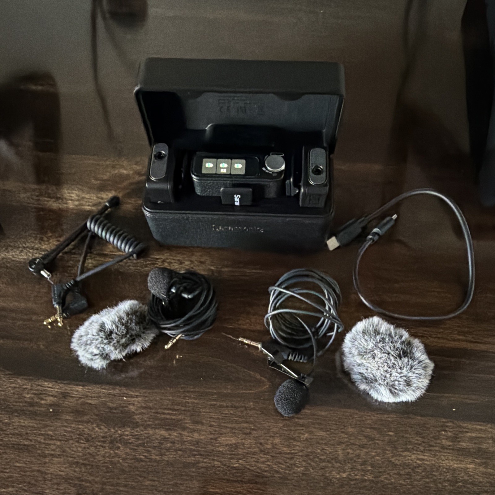 Saramonic Uktra Wireless Lavalier Mic Kit 2 TX RX