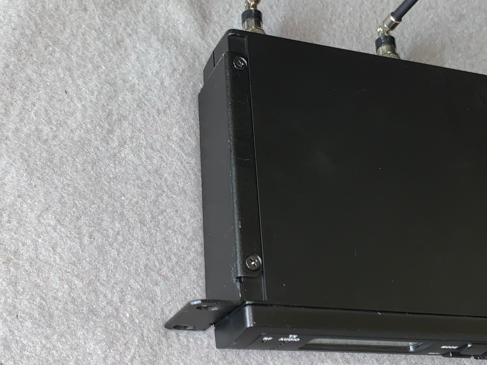 Shure ULXS4/ULXS2 – M1 Receiver/Handheld Mic Wireless Sys. 662-698MHz (Complete)