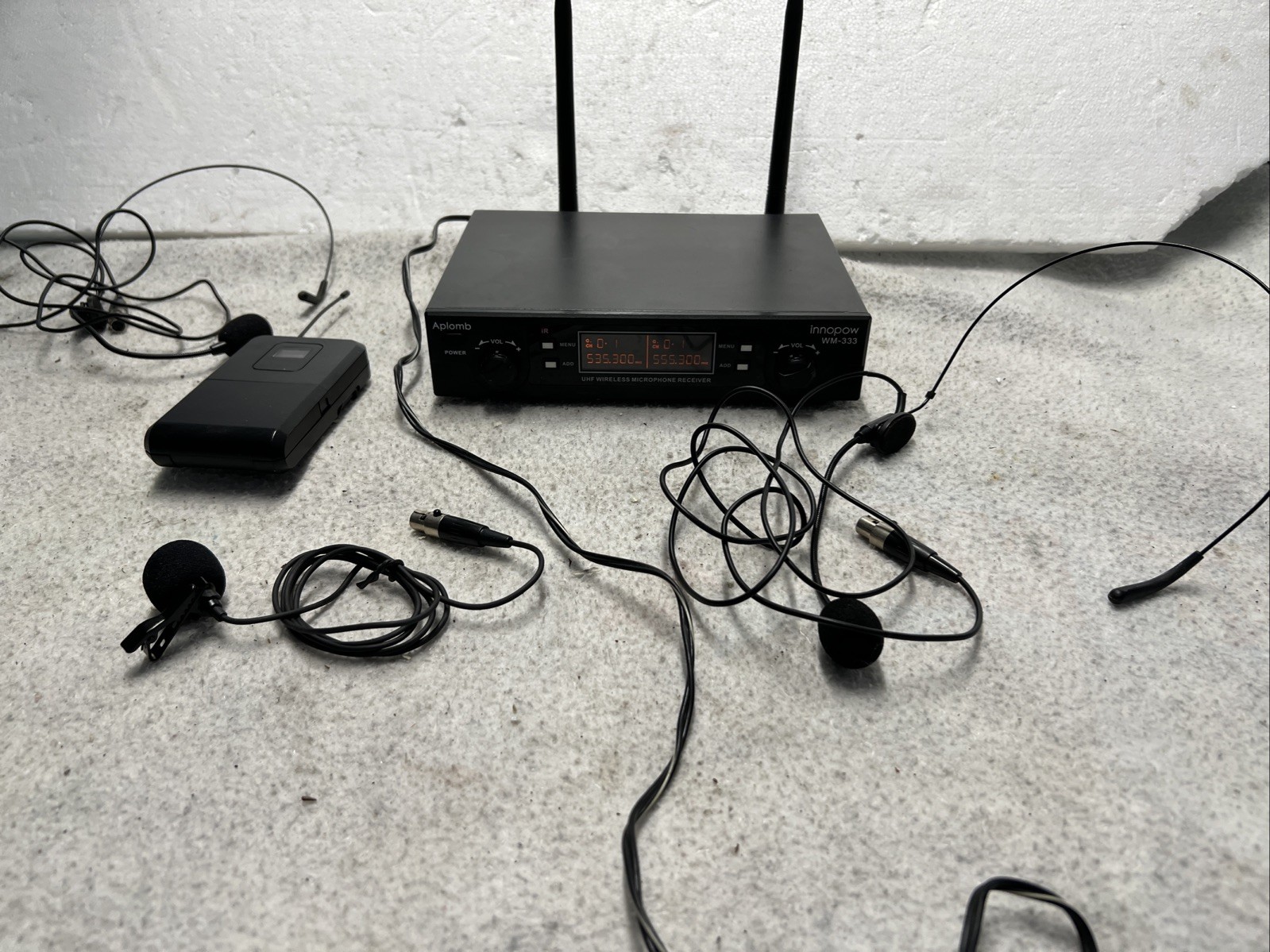 innopow Dual UHF Wireless Microphone System (WM333) –