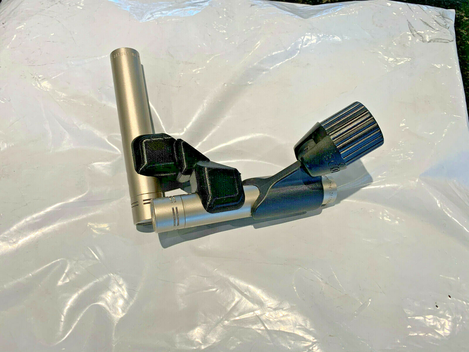Clip holds two (Small Diaphragm Condenser (20mm) microphones in a 90 degree XY