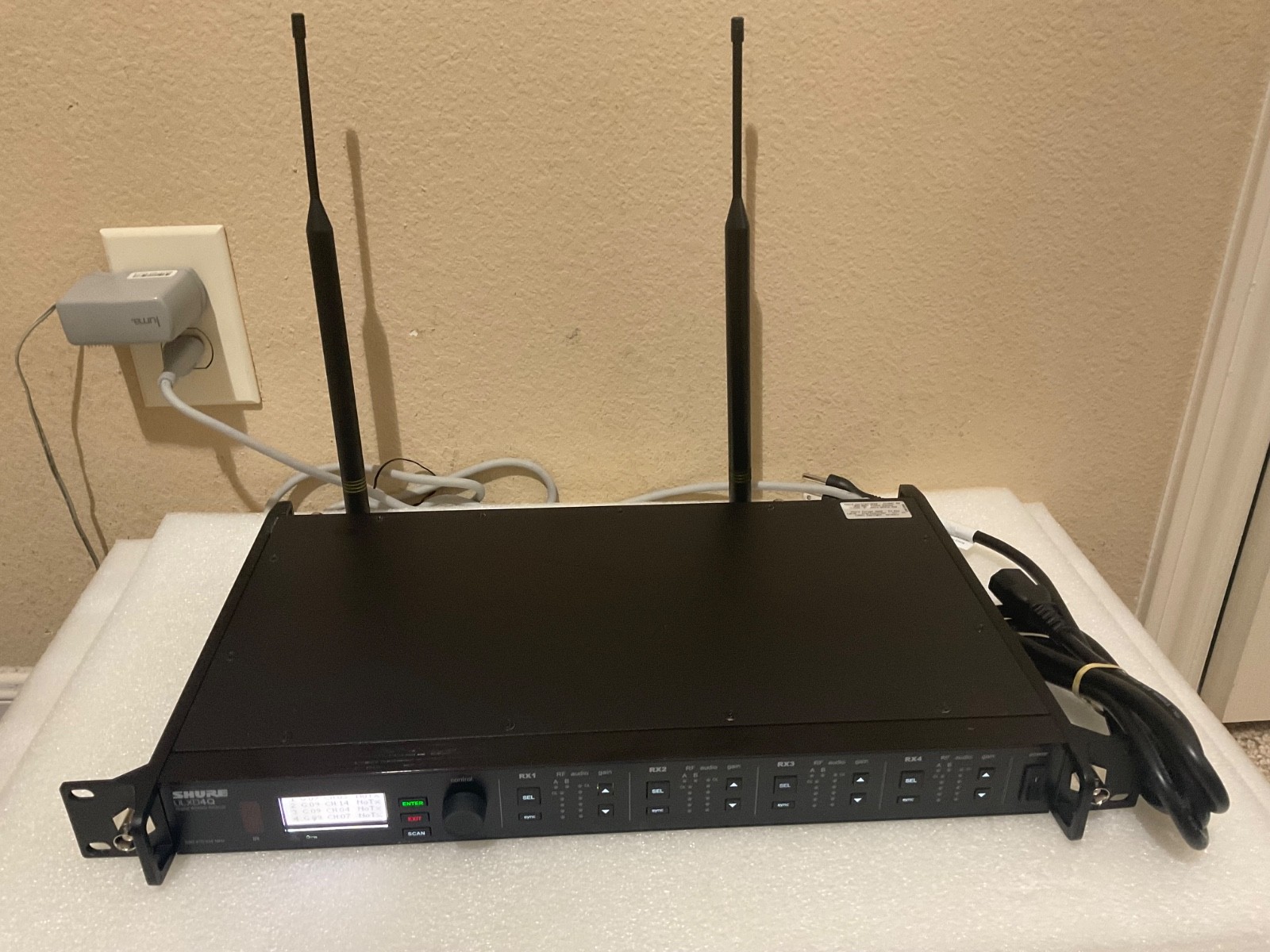 Shure ULXD4Q Quad-Channel G50 Band Digital Wireless Receiver 470-534 MHz.