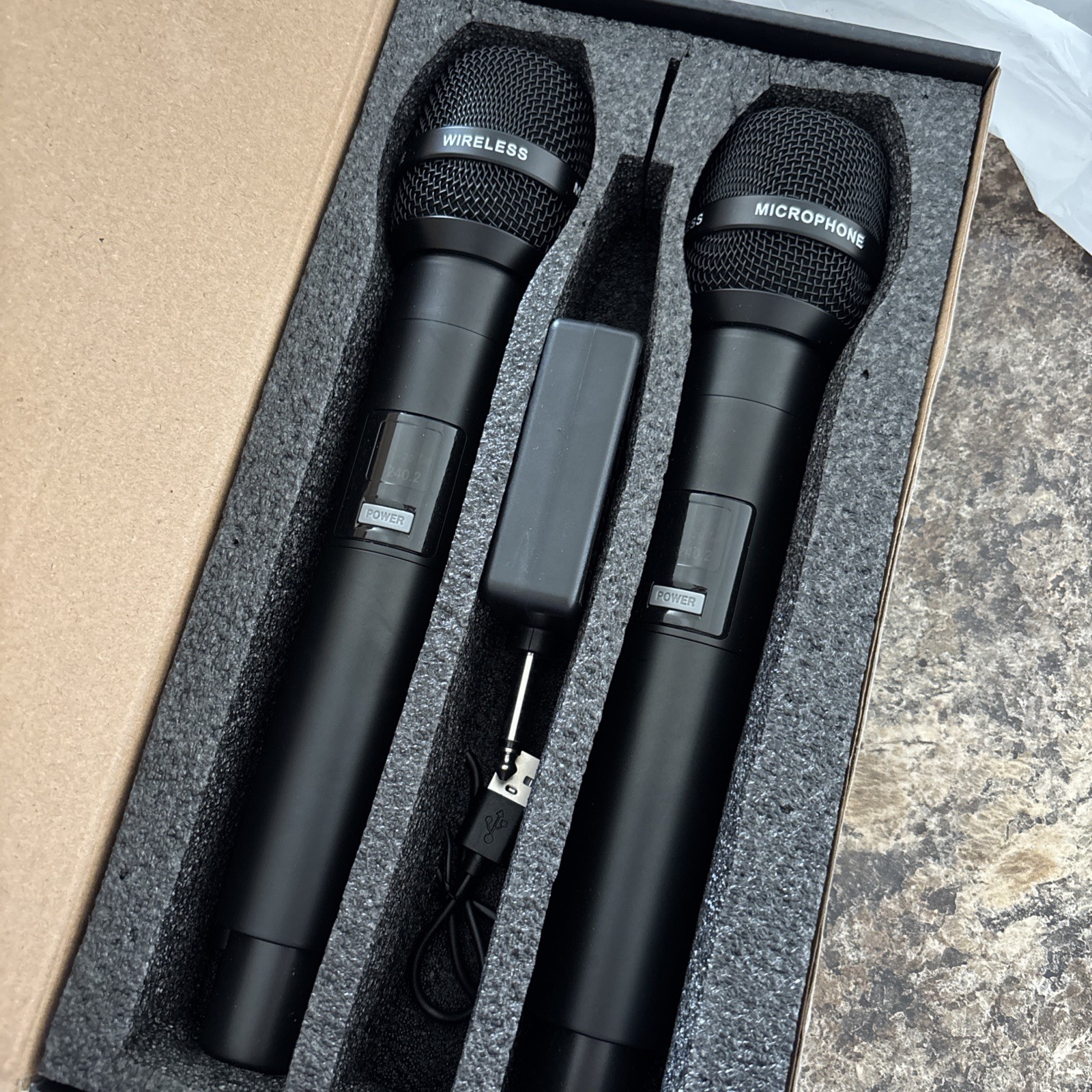2 Wireless Microphones With Receiver 200ft Range, 40 Hour – New In Box Echomussy
