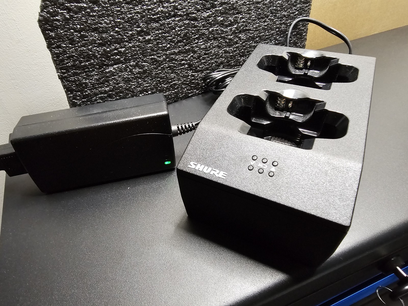 Shure SBC200 Dual-Docking Battery Charger with US Power Supply