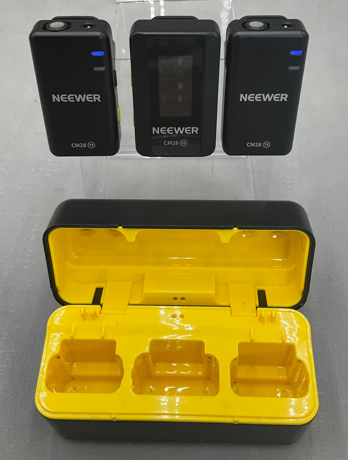 Neewer CM28 (CX) Professional Wireless Lavalier Microphone with Charging Case VG