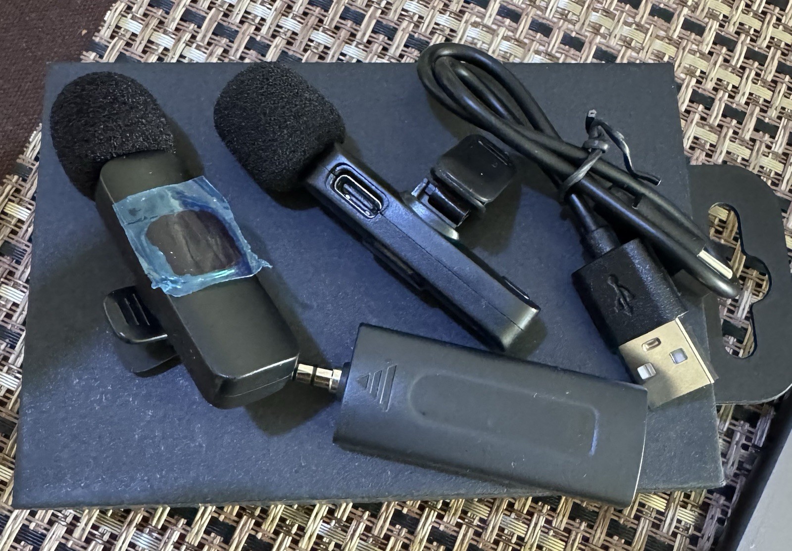 K35 Wireless Lavalier Microphone Two Mics 3.5mm Lapel Condenser Mic