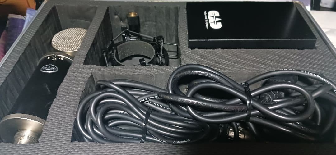 CAD Trion 8000 Vacuum Tube Condenser Microphone with Hard Case